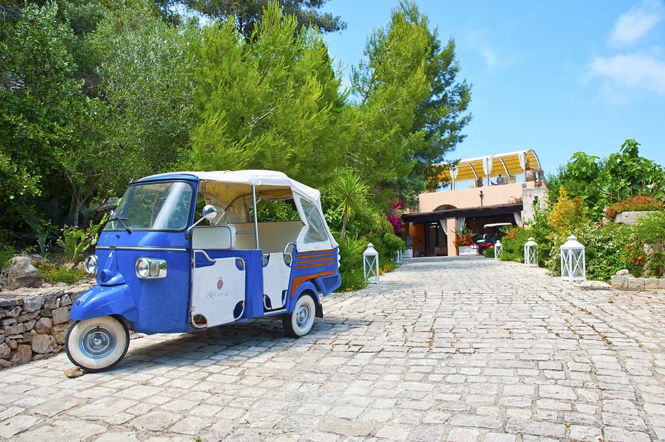 Ape calessino nel viale d'ingresso della masseria