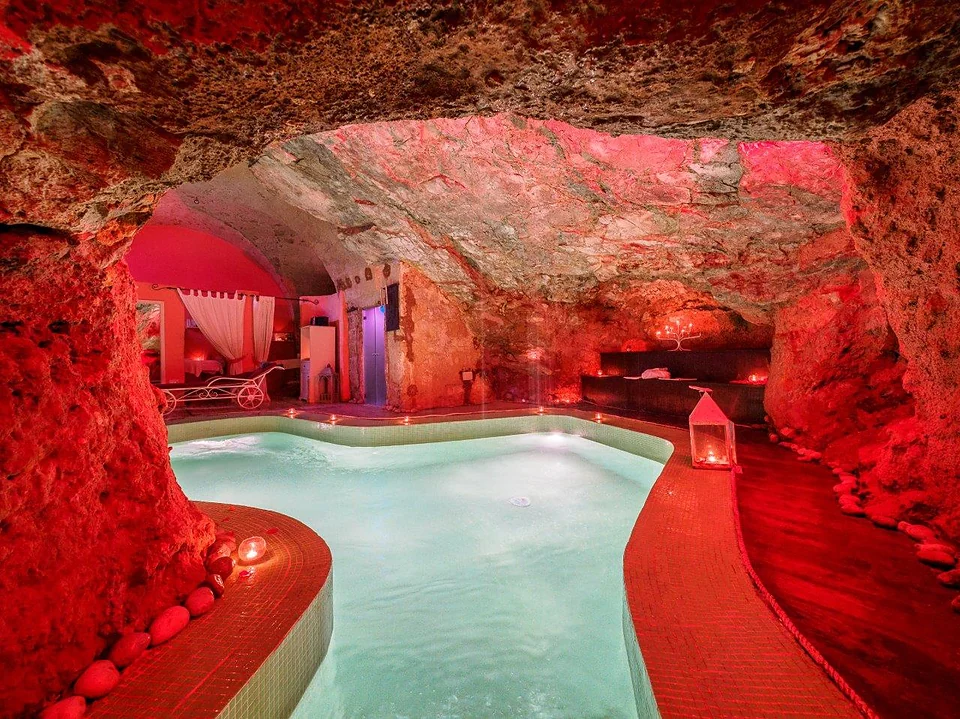 Piscina idromassaggio nella grotta illuminata