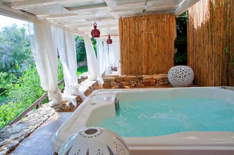 Jacuzzi esterna sotto il gazebo tra gli ulivi
