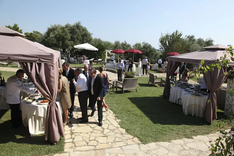 Ricevimento all'aperto nel giardino della masseria