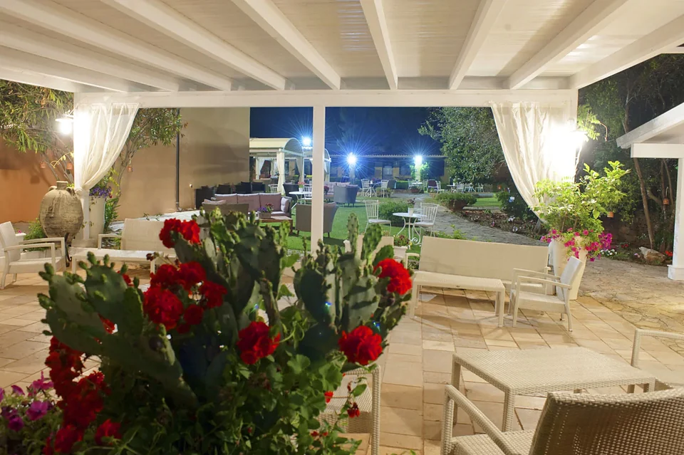 Patio della masseria illuminato di sera