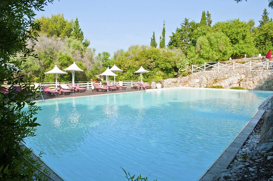 Piscina adulti scavata nella roccia e circondata dalla macchia mediterranea