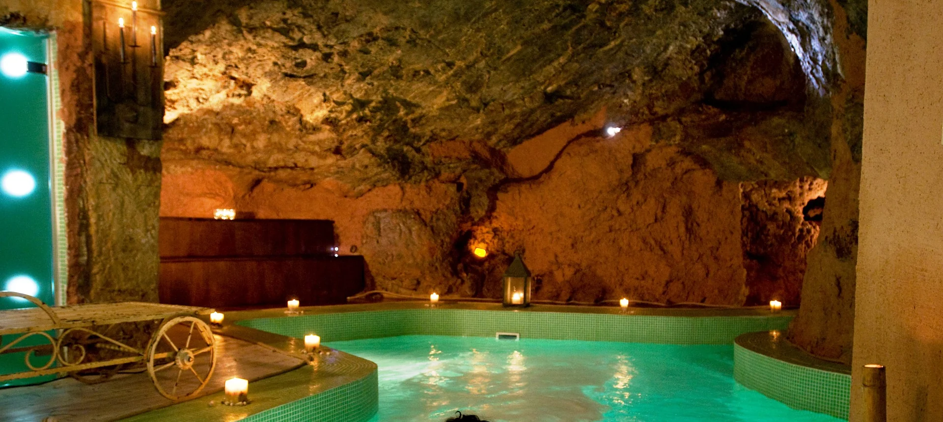 Piscina con acqua sorgiva nella SPA in grotta naturale